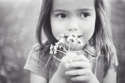 07-little-girl-with-daisies-black-and-white2