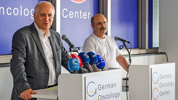 Ο καθηγητής Νίκος Ζάμπογλου (Α) και ο πρόεδρος του ΓΟΚ Κίκης Καζαμίας (Δ) μιλάνε στην παρουσίαση του υπερσύγχρονου κέντρου για τη θεραπεία των καρκινοπαθών, στη Λεμεσό, Δευτέρα 13 Νοεμβρίου 2017. Το όραμα του διακεκριμένου καθηγητή της Ακτινοθεραπευτικής Ογκολογίας, δρος Νίκου Ζάμπογλου, να δημιουργήσει στην Κύπρο και ιδιαίτερα στη γενέτειρά του, τη Λεμεσό, ένα υπερσύγχρονο κέντρο για τη θεραπεία των καρκινοπαθών, έγινε πραγματικότητα με τη λειτουργία, πριν λίγες μέρες, του Γερμανικού Ογκολογικού Κέντρου (ΓΟΚ), που αναγέρθηκε και εξοπλίστηκε με ιδιωτικά κεφάλαια. ΑΠΕ-ΜΠΕ/Γερμανικό ογκολογικό Κέντρο/ΑΡΙΣΤΕΙΔΗΣ ΒΙΚΕΤΟΣ